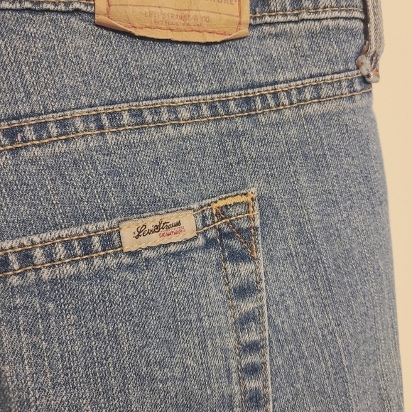 Levi's | Women's Mid Rise Medium Rinse Stretch Denim Shorts (Size 20W Short) - Picture 12 of 13